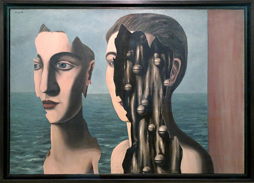 un-monde-de-papier:Le double secret, René Magritte, 1932. Centre Pompidou, Paris.Photo: cc https://w