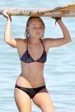 cutenudebikini:  AnnaSophia Robb