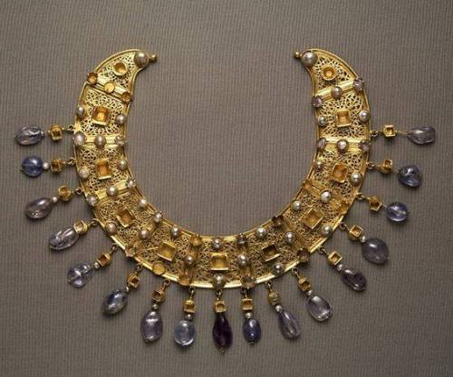 ancientorigins:Crescent necklance gold and pearls aquamarine 6th centaury A.D. Egypt