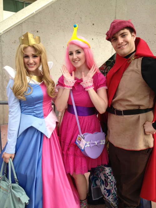 albinwonderland:laurenmoran:ang with people and things she wanted pictures withjust so you guys know