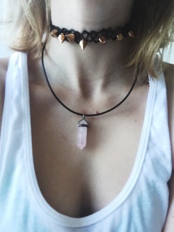 ameliastardust:  gold studded choker + rose