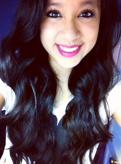 Anybody know who she is? . She&rsquo;s beautiful!