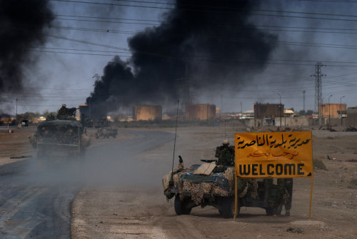 regimentalryan: Marines from 1st Battalion, of the 2nd Marines move into the city of Nasiriyah, Iraq