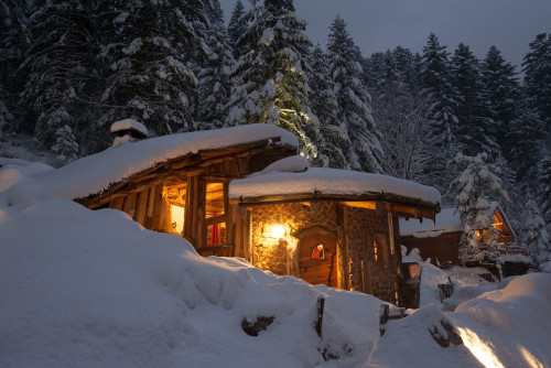 voiceofnature:“La Maison du Hobbit” in the french alps, built with the cordwood technique. 