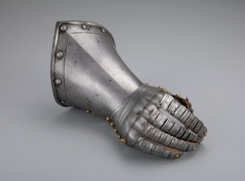 aic-armor:Fingered Gauntlet for the Right Hand, 1590, Art Institute of Chicago: Arms, Armor, Medieva