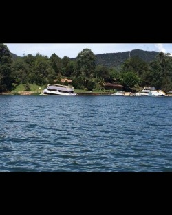 We went fishing and saw a bunch of celeb’s fincas including James a soccer player from Colombia’s National team.   #fishing #captaincolombia #famousfincas #Guatape #fishingseason2017  #fishingfortrout  #Colombia #SouthAmerica #🇨🇴 #lost #lostnachos