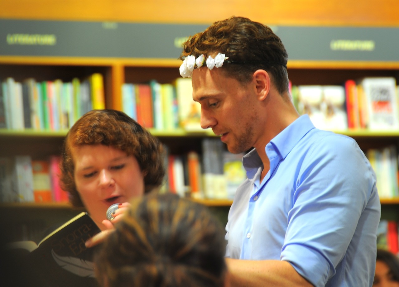 livlovesstuff:  nopenotherenow-deactivated20210:  PART 3 // Tom Hiddleston - Signing