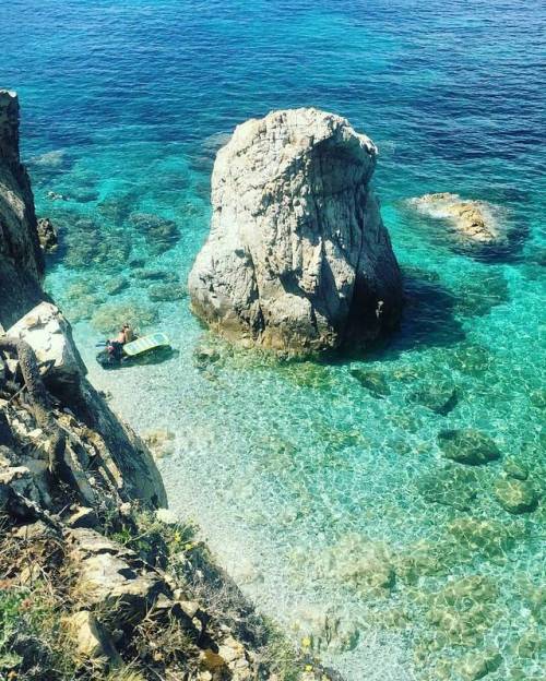 Crystal clear water&hellip;Spiaggia di Sansone, Isola d'Elba - Tuscany repost from @simone_gionfri -