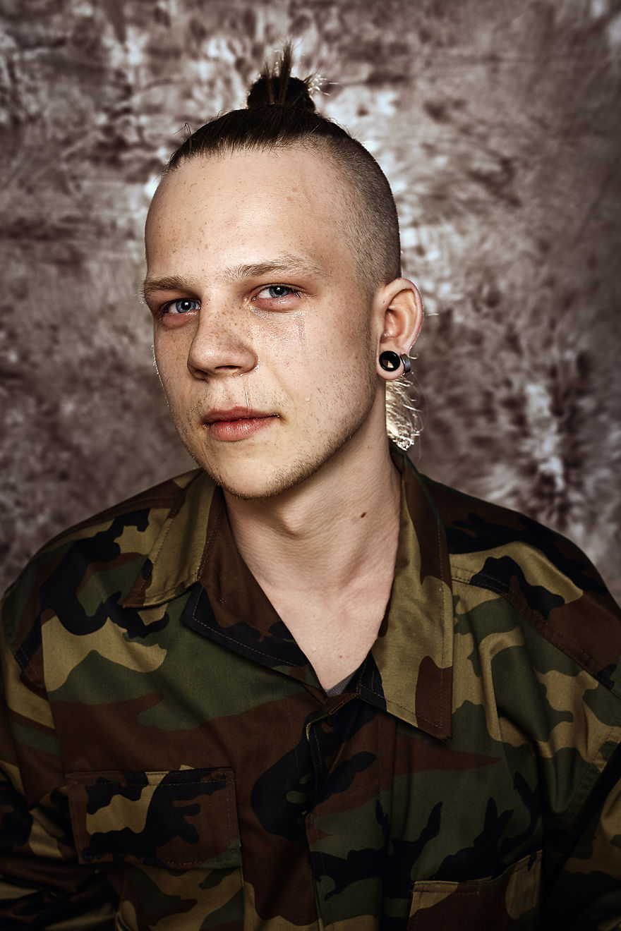 boredpanda:    Powerful Portraits Of Men Reacting To New Mandatory Army Draft In