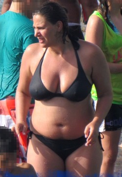 bbwcum:Beautiful beach babe!!! <333