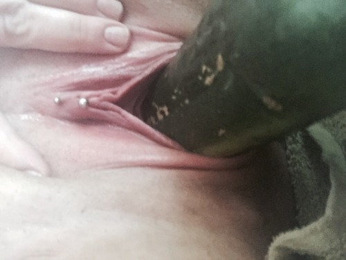 fist-loving-stoner:  Playing with a bottle porn pictures