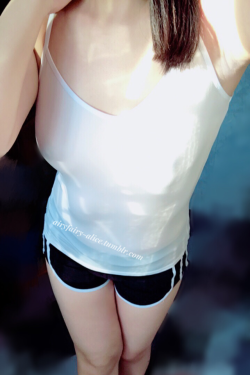 airyfairy-alice:  The weekend is almost over :( but it’s okay I’m here to chase away the blues! ♥Laundry day for me hehe. I managed to take some photos while waiting for the laundry to be done, my white tank top was super translucent in the sun