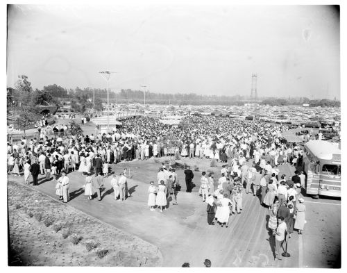 stacig:Hey guys, remember when Disneyland first opened in 1955 and people had never seen a “theme pa