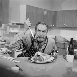 Vincent Price is having friends for dinner 