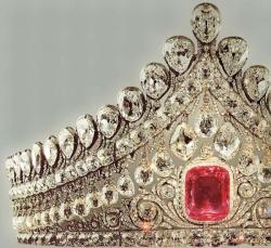 lovejewelry:  Diadem with large pink diamond and smaller white diamonds - circa 1810 - most likely belonged to Elizabeth Aleksandrovna, wife of Aleksander I.  