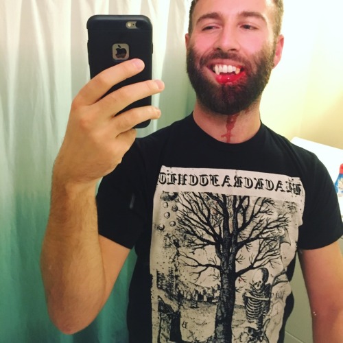 bobbyverse: bobbyverse:  People tell me I don’t smile enough in photos  Happy October   