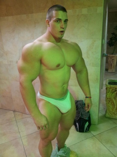 gearjockmo:  rubberhunt:  Um cara grande assim me da muito tesão !!!  Coach wants