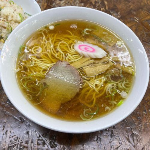 Ramen + half fried rice (=C set) = 900 yen at “The SUN” in Koenji.
高円寺「太陽」で、ラーメン＋半チャーハン（＝Cセット）＝900円。
#ラーメン #チャーハン #高円寺 #太陽 #麺スタグラム #ramen #friedrice #koenji #tokyo (太陽)
https://www.instagram.com/p/Crlsai_SJgN/?igshid=NGJjMDIxMWI=