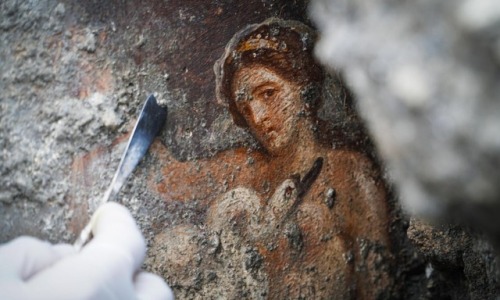 speciesbarocus:New “Leda and the Swan” fresco uncovered @ Pompeii. 