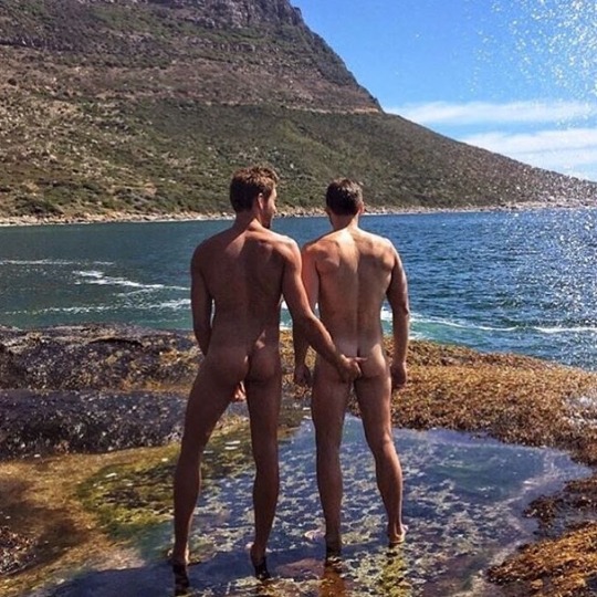 dekanuk:  naked-bum-in-the-sun:    dekaNuk’s archive of naked exhibitionist men  