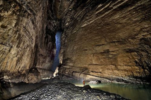 let-s-build-a-home:Inside the recently-found Chinese cave system so big it has its own weather sys