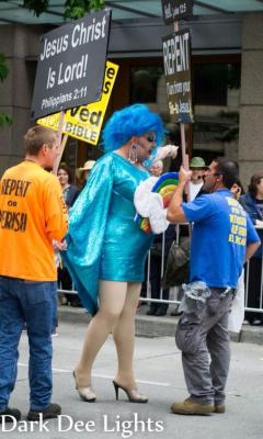 casualdorkpatrol:  ithelpstodream:  OKAY SO MAMA TITS IS MY NEW HERO!   Mama Tits, Seattle’s iconic tough as nails drag queen, confronted a group of anti-gay protesters attempting to disrupt the start of Seattle’s gay pride parade. Mama Tits gave Seattle