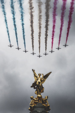 mistergoodlife:  Flying over Buckingham Palace • Mr. Goodlife • Instagram