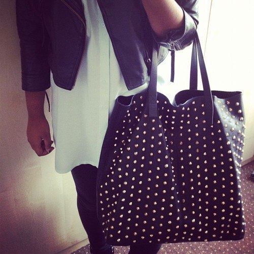rosy-vibes:  h-ydration:  sele-na:  her bag  ♡more posts like this here♡  so