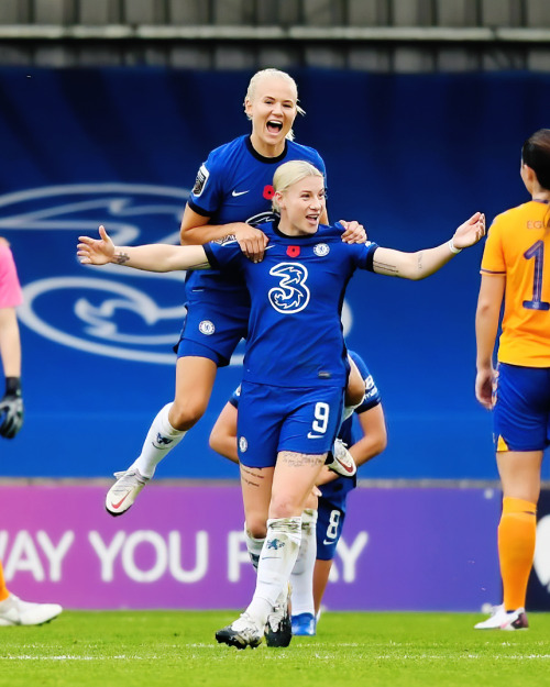 Bethany England of Chelsea celebrates with teammates after scoring during the Barclays FA Women&rsqu