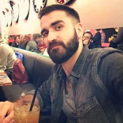 beardburnme:  “Holi viernes! No sabes cuánto