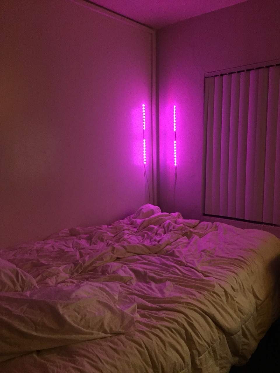 bebyblue:  Pink and yellow lights in my room 