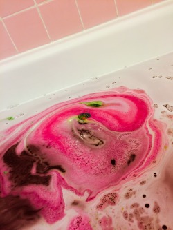 cyndersqueals:  Pink and green bath bomb