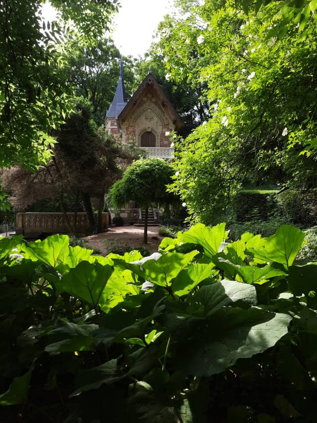 a view to Castle d'If through the leaves, showing the balcony 