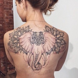 womenwithink:  By @evgeny_kopanov #backtattoo