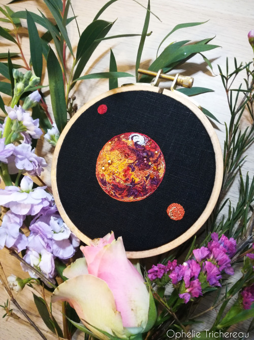 “Mars”Unique piece.Hand embroidery.11,5 cm in diameter.DMC embroidery threads, Swarovski crystal beads, 24kt gold plated beads and glass beads on linen.This version of Mars have been made for a custom order.It’s part of an order ot 3 terrestrial planets with beads, you can see the first one, The Moon, in my previous posts.Thank you so much Devra ⭐😘⭐https://www.etsy.com/fr/shop/OphelieTrichereauI take custom orders.#embroidery #broderie #mars #planet #universe #space #solarsystem #systemesolaire #marsartwork #marsart #marsembroidery #redplanet #planeterouge #solarsystemartwork #spaceart #universeembroidery #handmade #faitmain #customorder #ophelietrichereau #planetembroidery #planetartwork #edinburghartist #scotlandart #espace #beads #dmc #artwork #embroiderer #redembroidery 