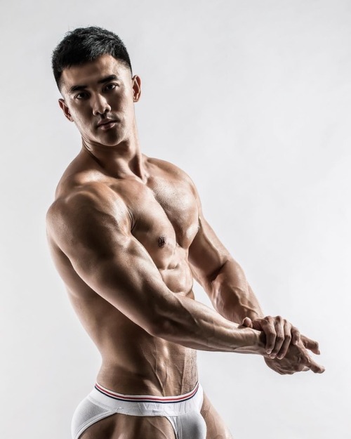xieziqiu:#hothunk #hunk #hothunkasia #asianhunk #asianboy #asianboys #muscle #gym #fitness https://www.instagram.com/p/BosIeLklYxn/?utm_source=ig_tumblr_share&igshid=8uyi7s57i3uk