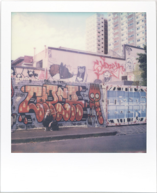 Dans les rues de Melbourne, les couleurs chantent sur les mursMelbourne, AustraliePolaroid SLR670-S,