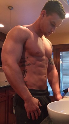 pec-men:  pec-men.tumblr.com