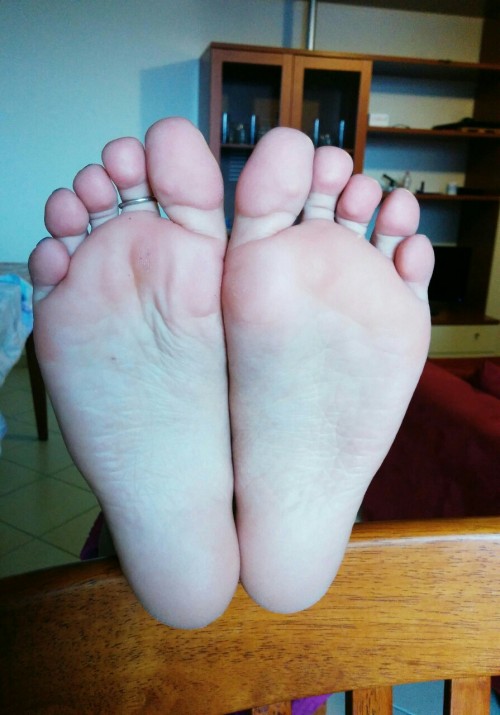 sidneysfeet: For those who asked for more soles pics. I just put on the black nail polish.