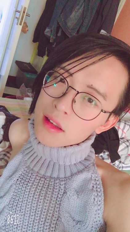 sironeco13: 411momo:   radiancegc:   radiancegc:  请不要嘲笑我的化妆技术😂😂😂  求关注求转发QuQ   很棒啊!!   很性感呀！！ 而且棒棒看起来好水嫩 