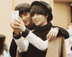 fan-qins:  ⓒ Taekai taking selcas together~ 