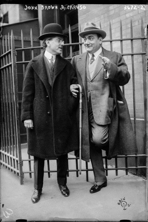 onceuponatown:New York. Enrico Caruso on Photo Op Duties with Various Gentlemen of the Metropolita