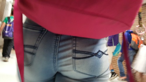school-voyeur: Caught this girl in jeans and damn