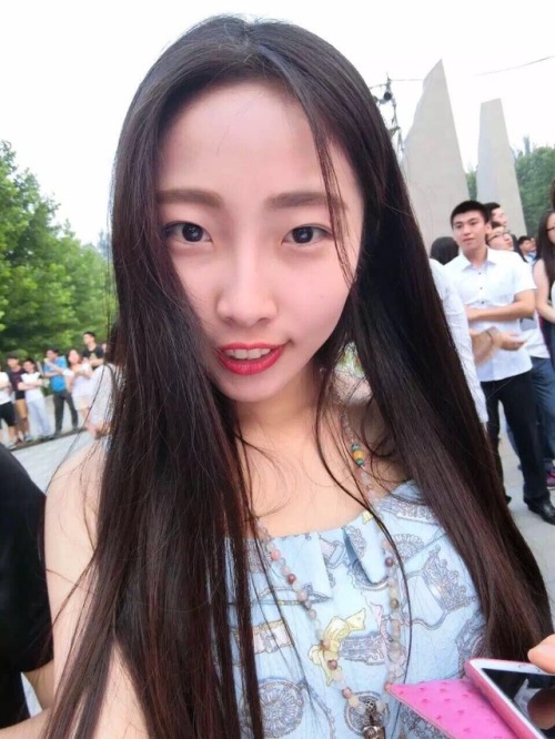 tonyzhang315: 粉丝投稿：人前女神，人后精盆，喜欢羞辱，喜欢被民工几天没洗的臭鸡吧不带套抽插。欢迎继续辱骂。