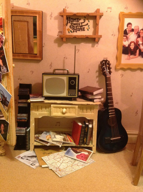 sosuperawesome:Lorraine Robinson created this guitarhouse as a gift for her daughter’s birthday. Rea