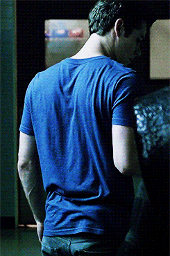 wahaay:   #god shoulder to waist ratio drivin’ me insane (via wolfsbanepunch) 