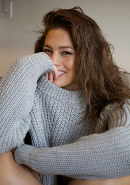 lizzy-kat: Cette photo, ce sourire, ce pull me font penser à un récit érotique lu il y a quelques an