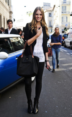 s-tylized:  vogue-flair:  message me if you’re 100% street style, need more blogs to follow!  qd 