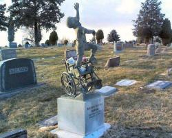 stunningpicture:  Father creates tombstone