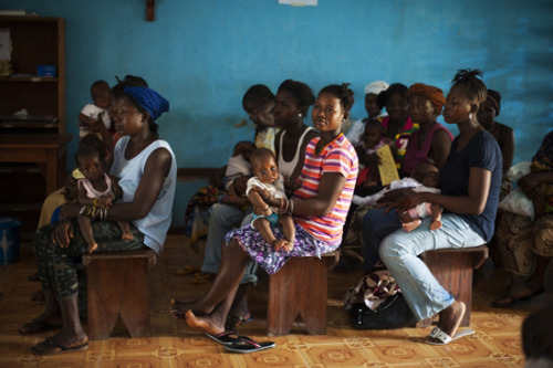 Photo: Mothers await vaccinations for their children at the Bumpe Government Clinic in Bo District. Sierra Leone 2012 © Lynsey Addario/VII
“Decade of Vaccines” Blueprint Ignores High Prices, Lacks Ambition on Better-Adapted Vaccines to Help Reach...